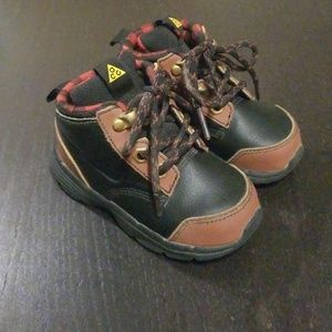NIKE Hiking boots